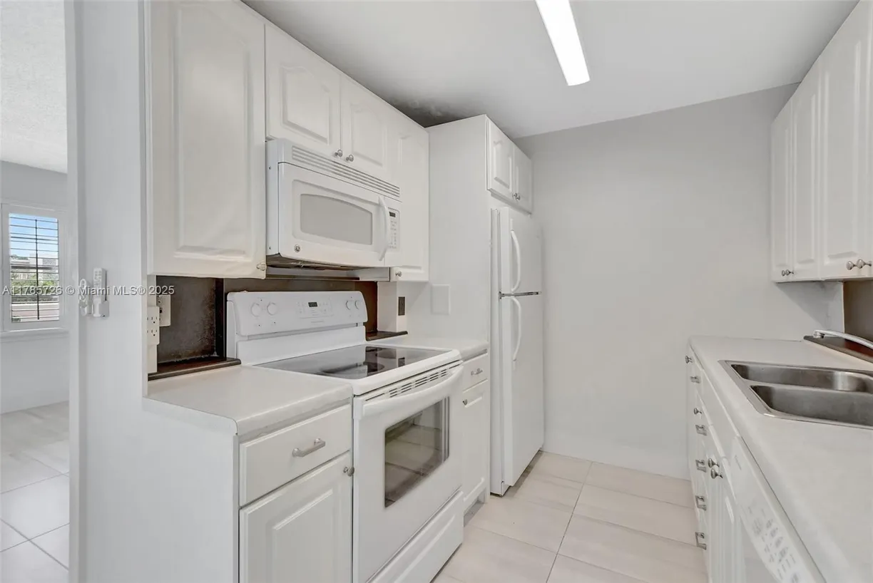 South Florida Real Estate | View 3023 Cambridge B, 3023 | Listing