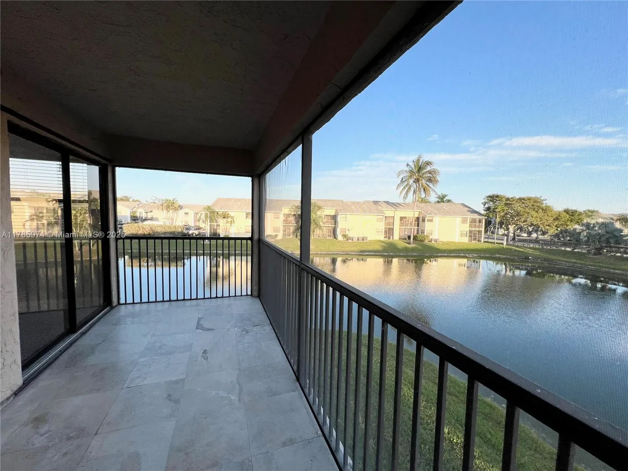 South Florida Real Estate | View 1017 Washington Cir, 1017A | Listing