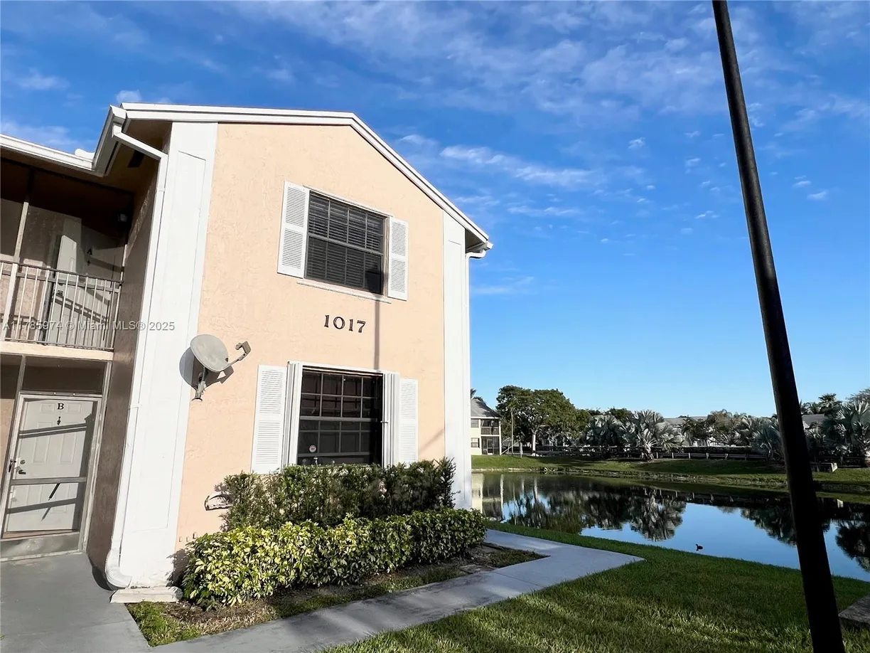 South Florida Real Estate | View 1017 Washington Cir, 1017A | 3 Beds, 2 Baths