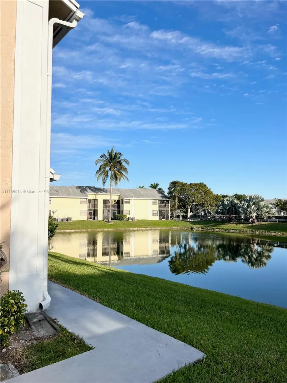 South Florida Real Estate | View 1017 Washington Cir, 1017A | Listing