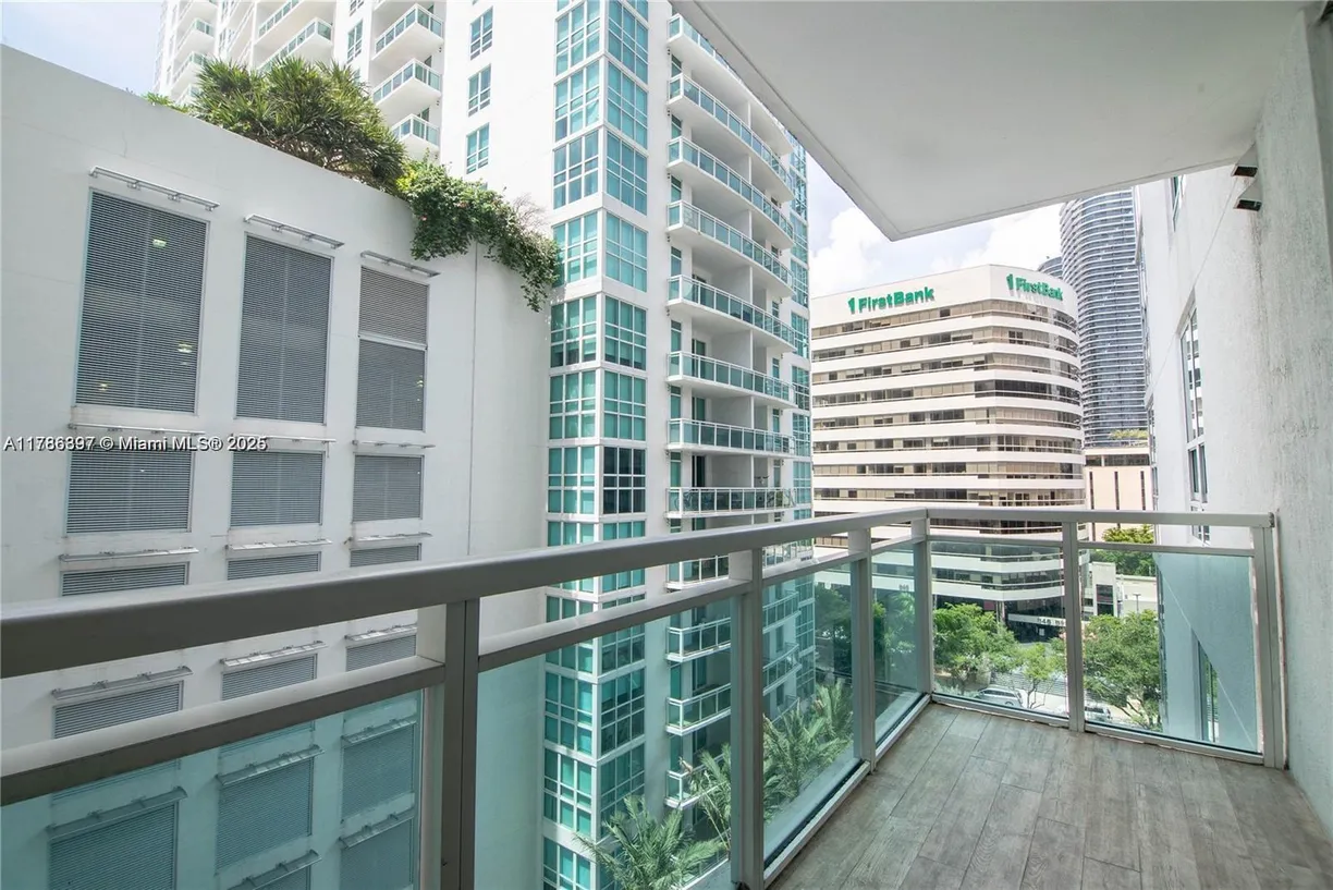 South Florida Real Estate | View 950 Brickell Bay, 703 | 1 Bed, 1 Bath
