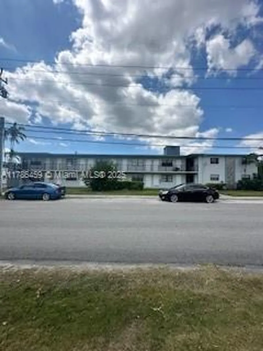South Florida Real Estate | View 6780 SW 44th St, 2 | 1 Bed, 1 Bath