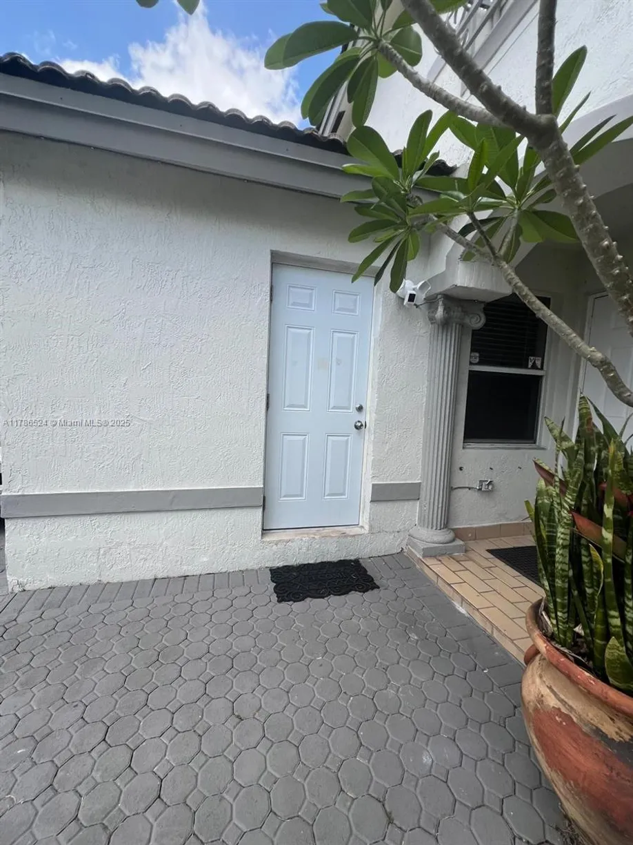 South Florida Real Estate | View 15709 SW 90th Ter, 09 | 1 Bed, 1 Bath