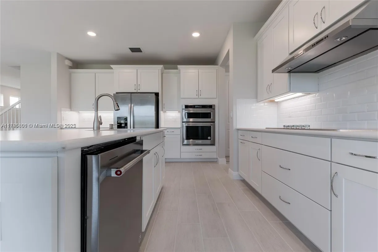 South Florida Real Estate | View 3701 Greenway Dr, 3701 | Listing