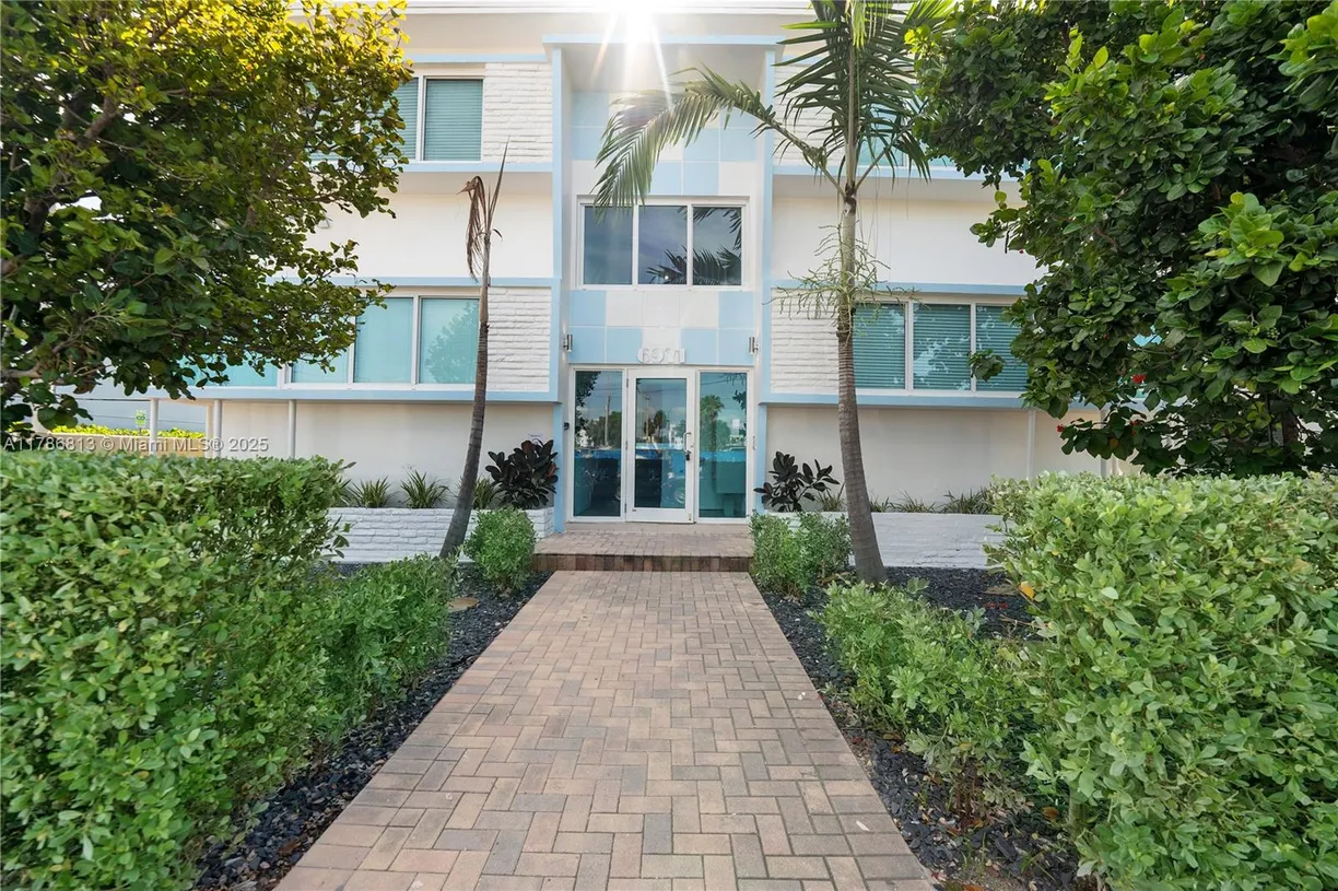 South Florida Real Estate | View 6971 Carlyle Ave, 104 | 1 Bath