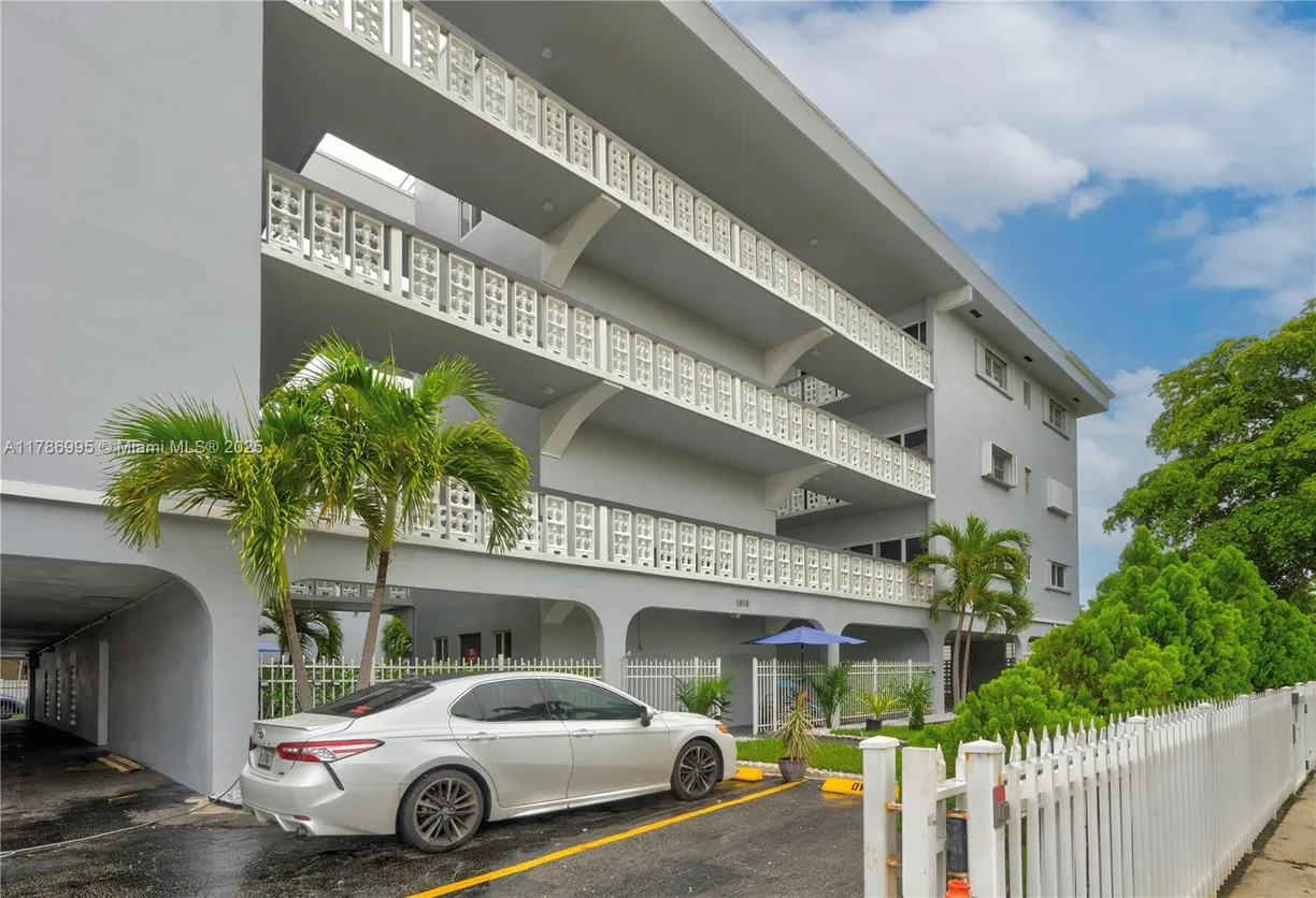 South Florida Real Estate | View 1818 Rodman St, 2E | 1 Bed, 1 Bath