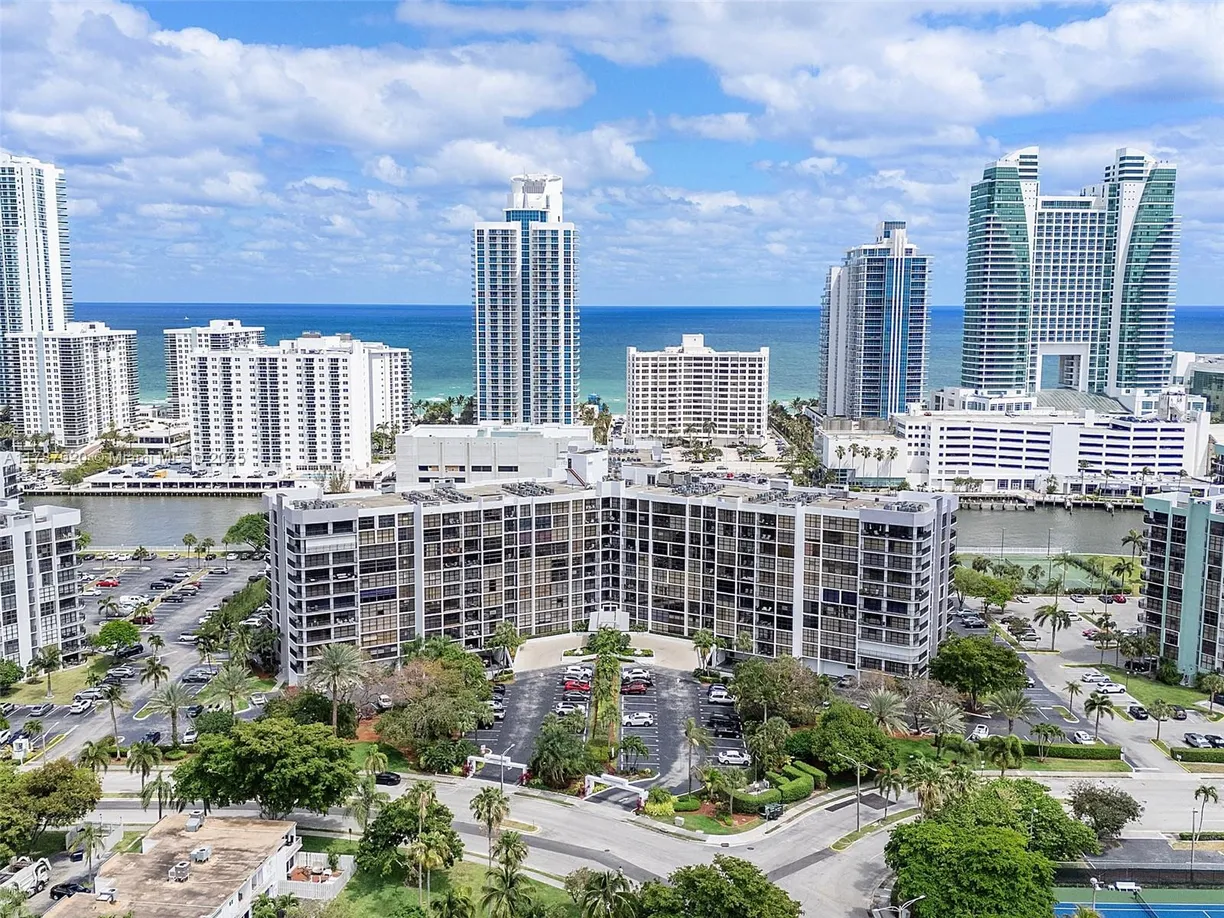 South Florida Real Estate | View 600 Parkview Dr, 1031 | 2 Beds, 2 Baths