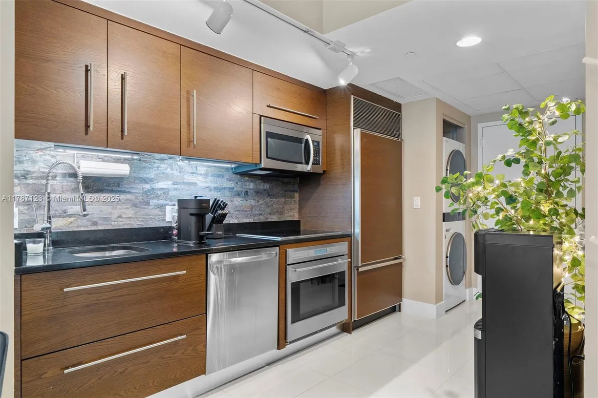 South Florida Real Estate | View 475 Brickell Ave, 1810 | Listing