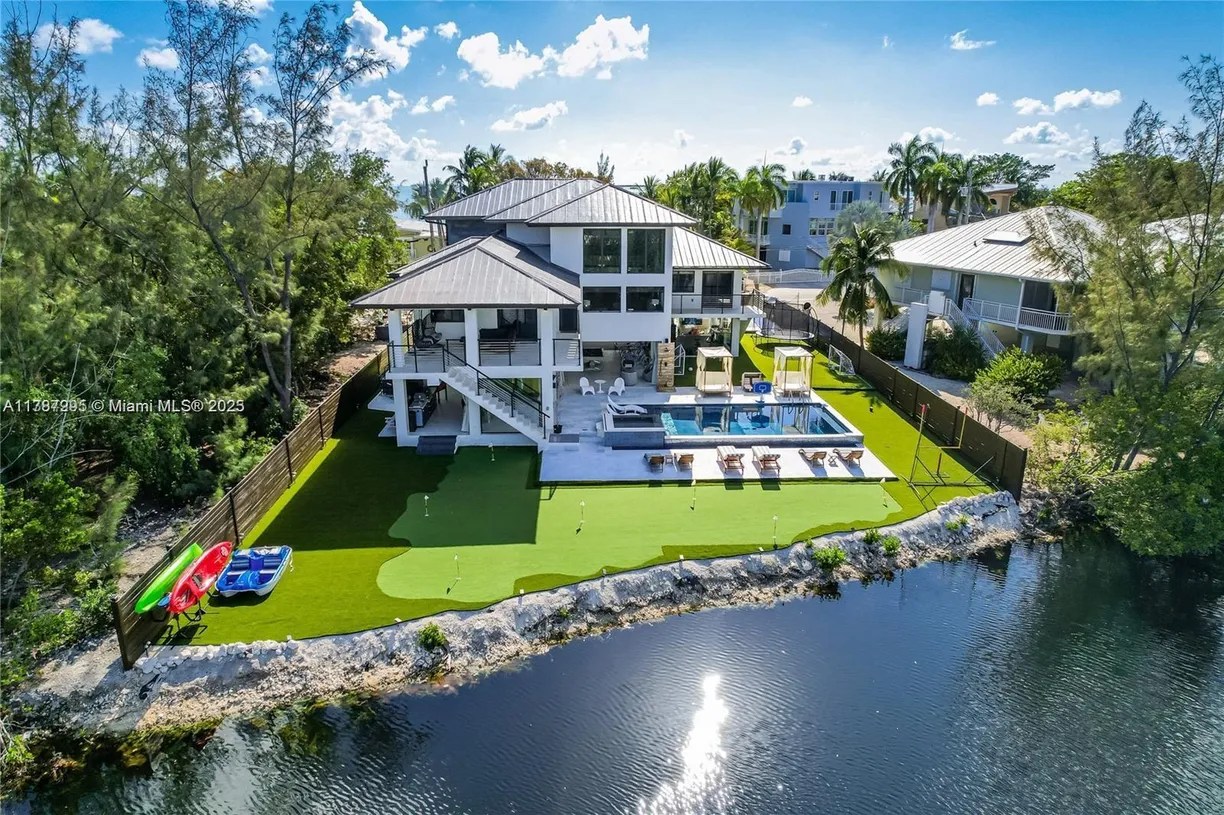 South Florida Real Estate | View 32 N Bounty Ln | Listing