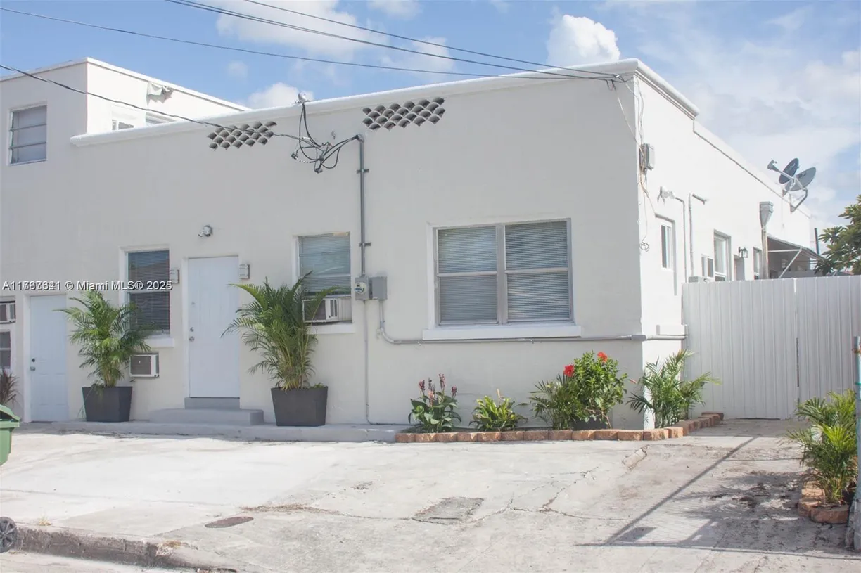 South Florida Real Estate | View 1827 NW Flagler Ter, R1 | 2 Beds, 1 Bath