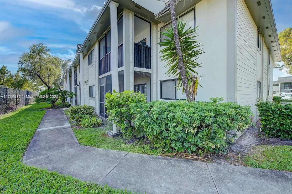 South Florida Real Estate | View 20760 NE 4th Ct, 107 | 3 Beds, 2 Baths
