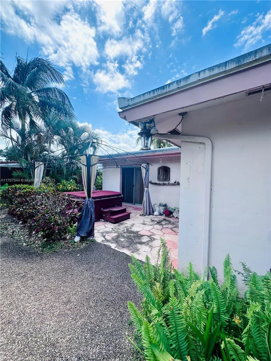South Florida Real Estate | View 410 SE 4th Ave | Listing