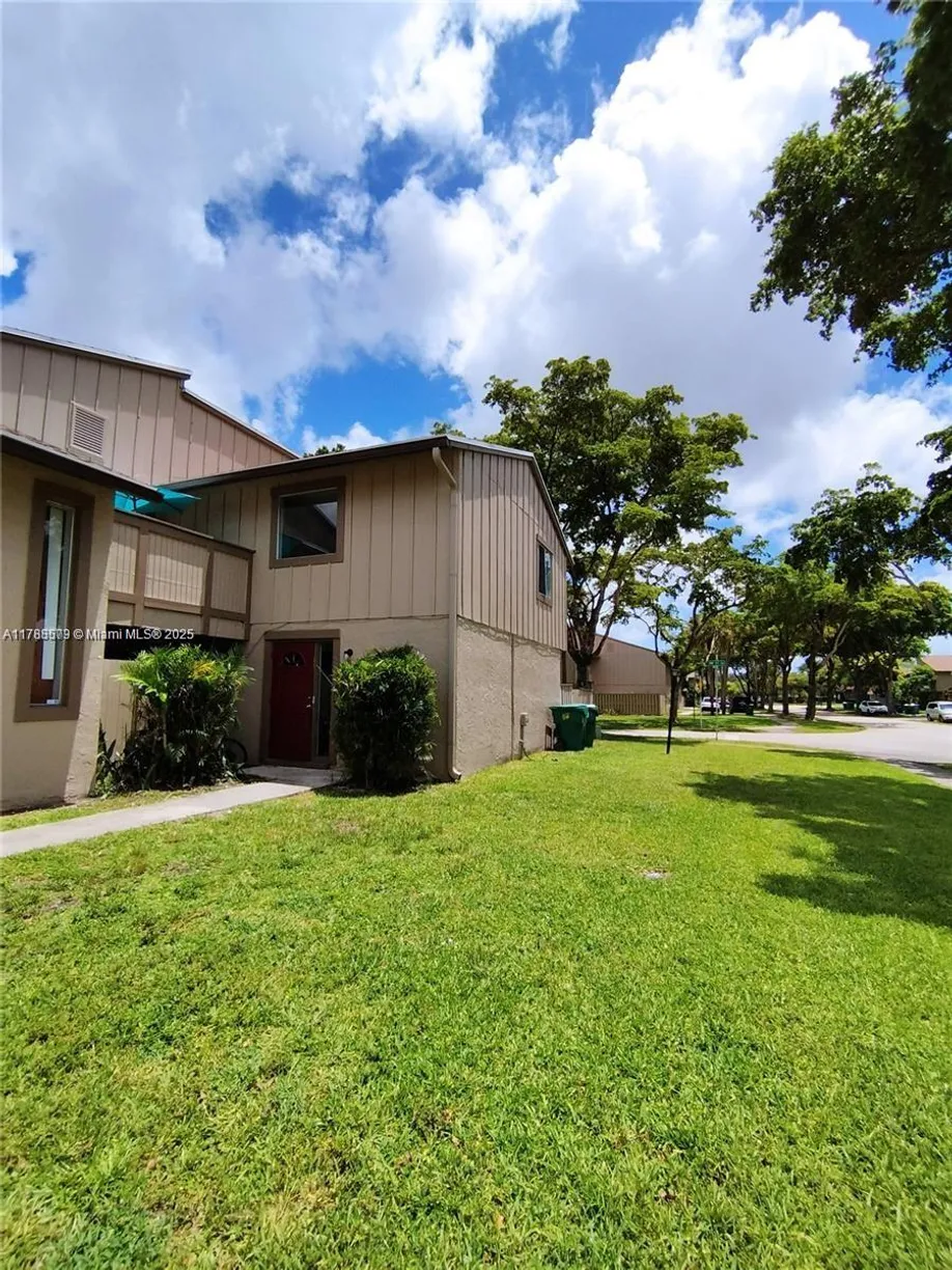 South Florida Real Estate | View 5701 NW 21st St, 17-A | 2 Beds, 1 Bath