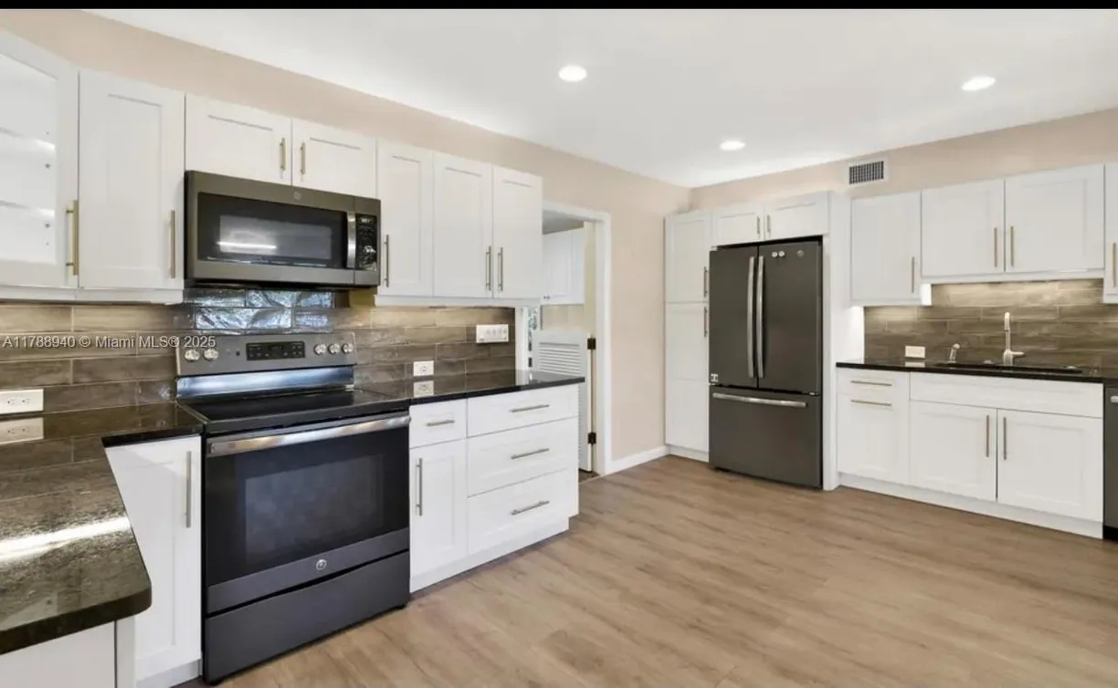 South Florida Real Estate | View 607 W Perry St | Listing