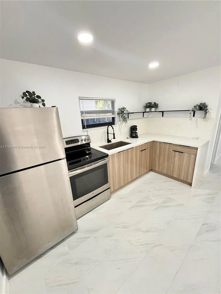 South Florida Real Estate | View 1120 NE 17th Ave, R | 1 Bed, 1 Bath