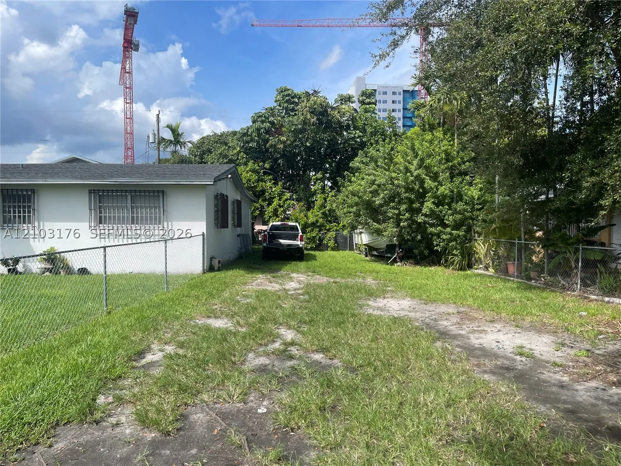 10759 SW 7th St, Sweetwater, FL 33174 Property for sale