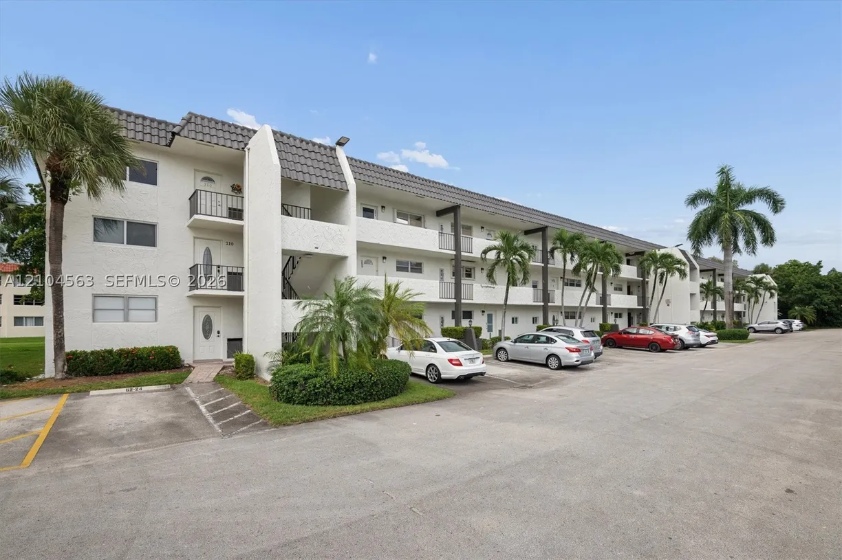8911 S Hollybrook Blvd #310, Pembroke Pines, FL 33025 Property for sale