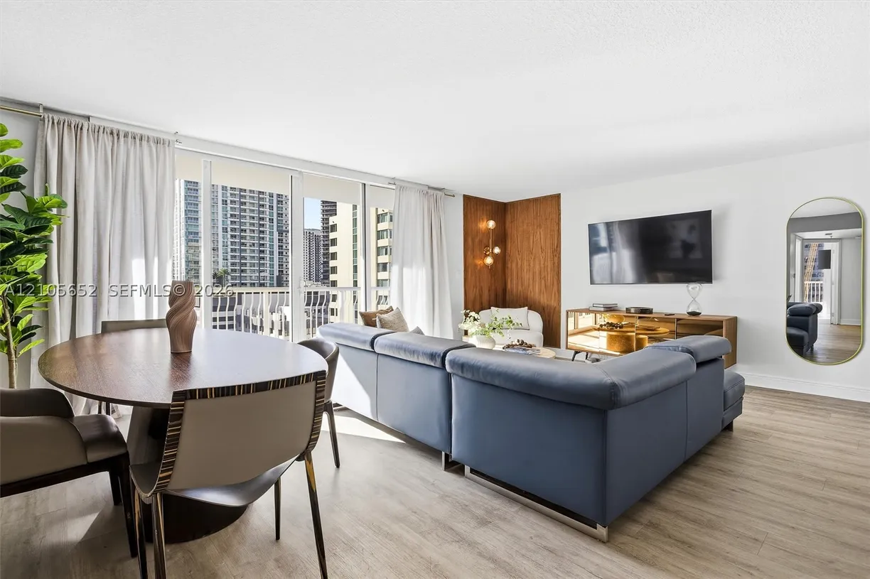1200 Brickell Bay Dr #1723, Miami, FL 33131 Property for sale