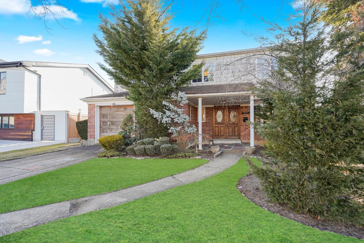New York City Real Estate | View 333 Mayfair Drive N | room 2