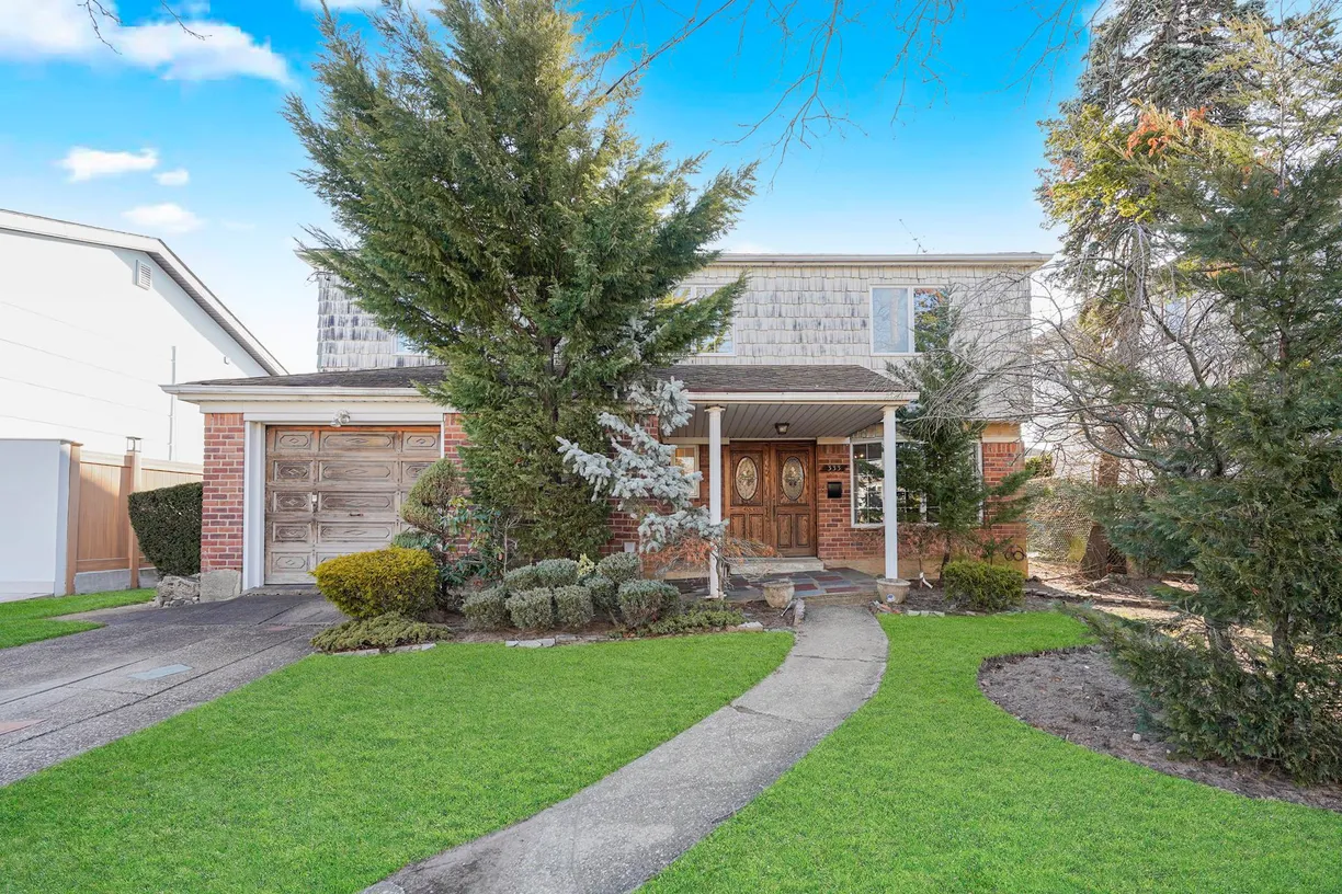 New York City Real Estate | View 333 Mayfair Drive N | 3 Beds, 3 Baths