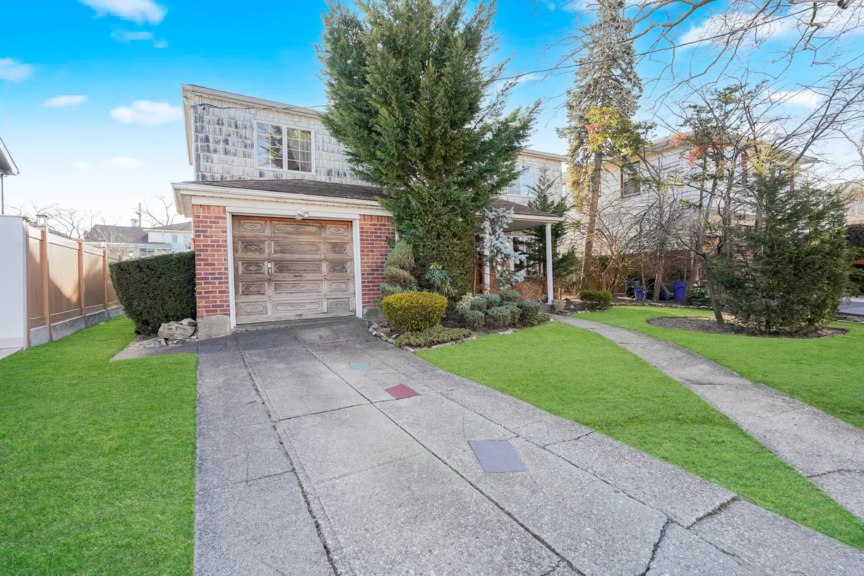 New York City Real Estate | View 333 Mayfair Drive N | room 1