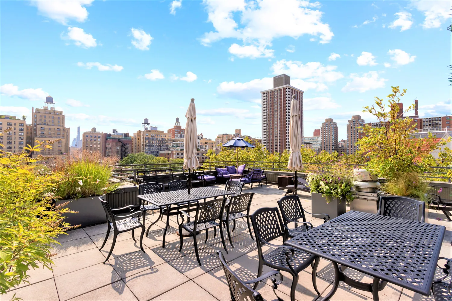 ROOF TOP WITH MANHATTAN SKYLINE VIEW