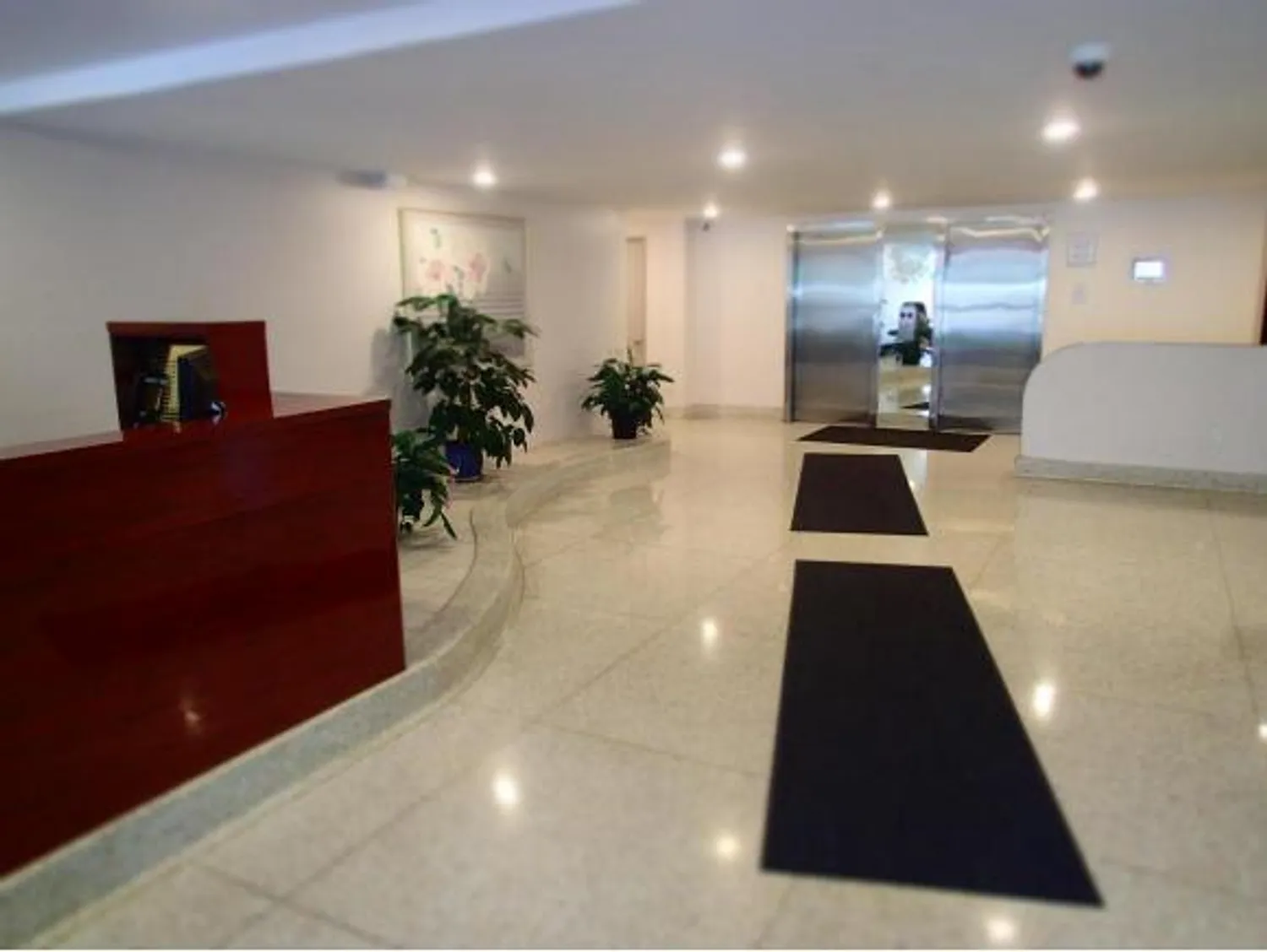 Well-maintained lobby with doorman and elevator!