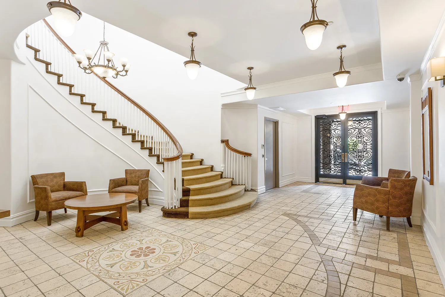 910 Union's Elegant Lobby 