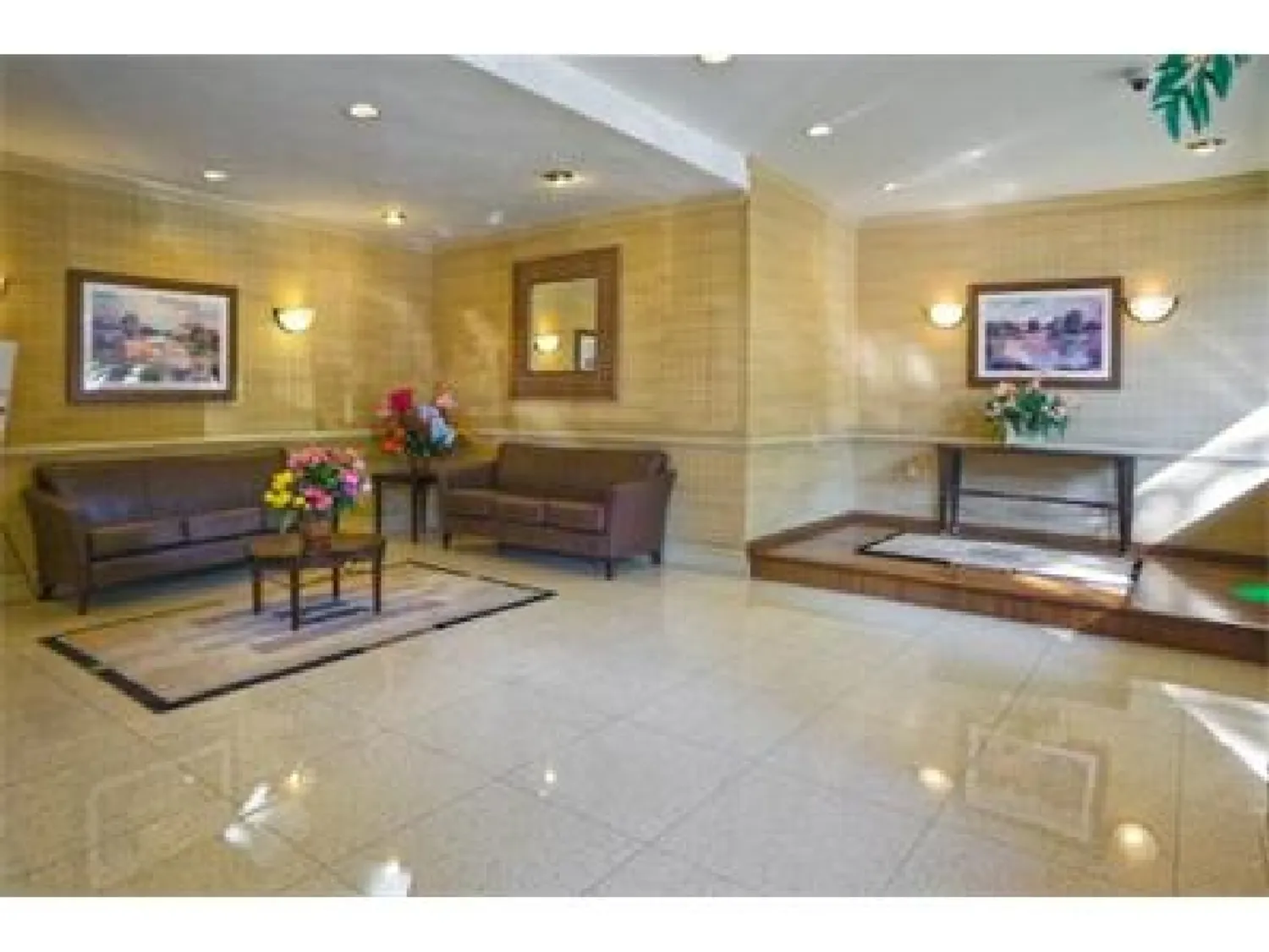 24 Hr Attended Lobby
