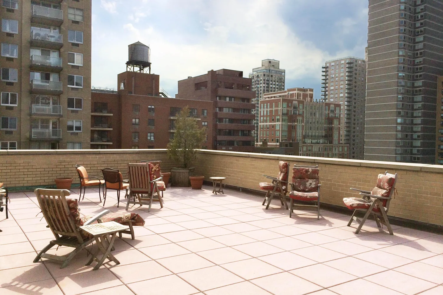 Lovely Roof Deck w/ Great Views!