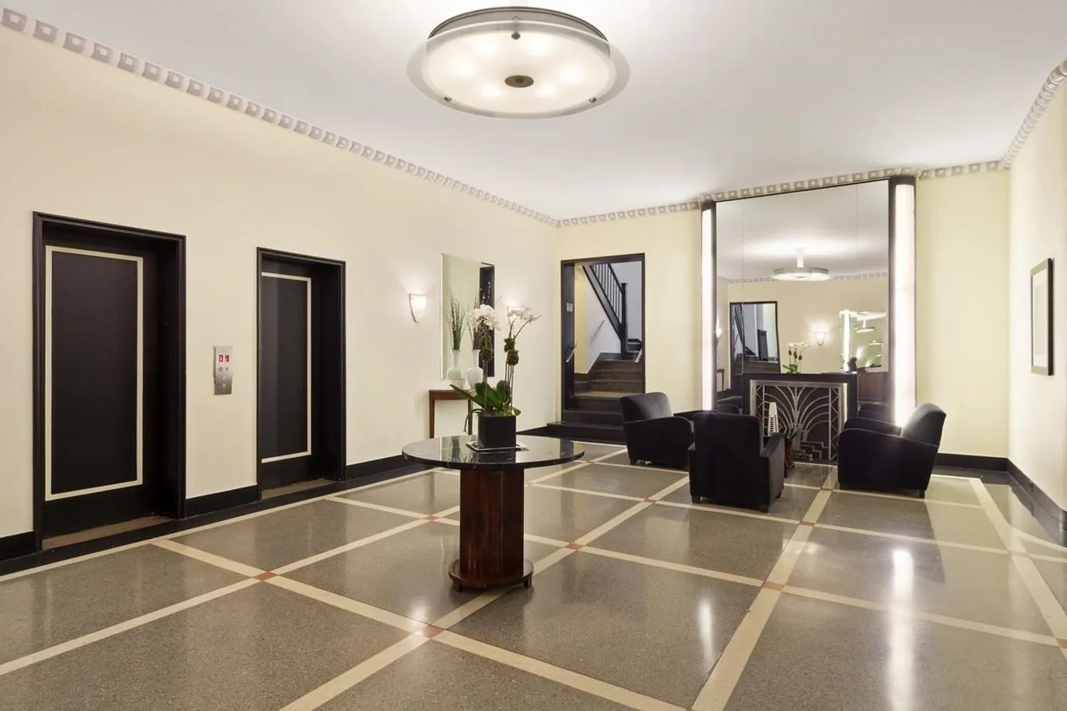 Spacious lobby with 24 hour doorman