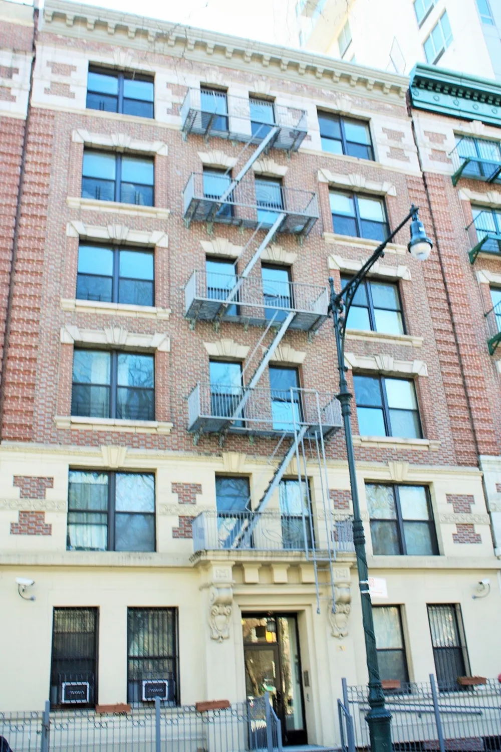 Building facade on Manhattan Avenue