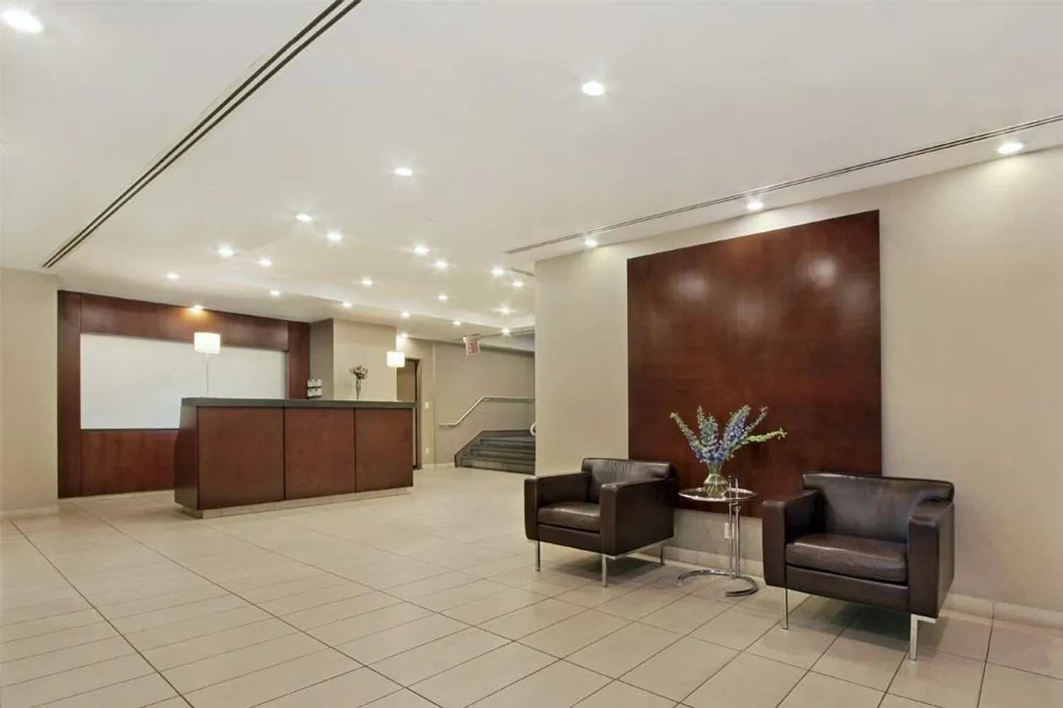 24/7 doorman-attended lobby