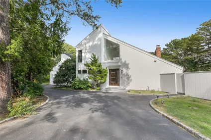 Homes for sale in Quogue | View 17 Eagle Close | 6 Beds, 5 Baths