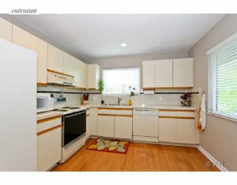 New York City Real Estate | View 9 Lexington Lane E #H | room 3 | View 4