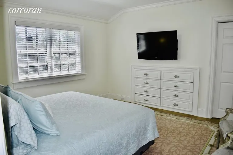 New York City Real Estate | View 175 Newtown Lane | room 13 | View 14