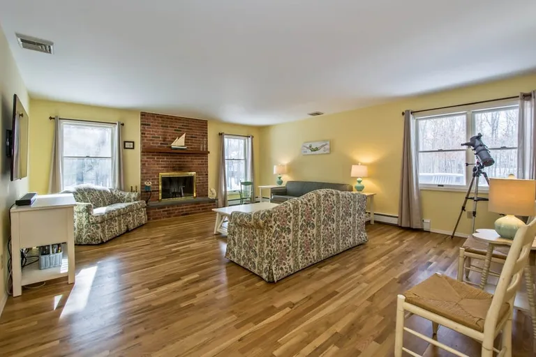 New York City Real Estate | View 21 Great Circle  Drive | Livingroom | View 2