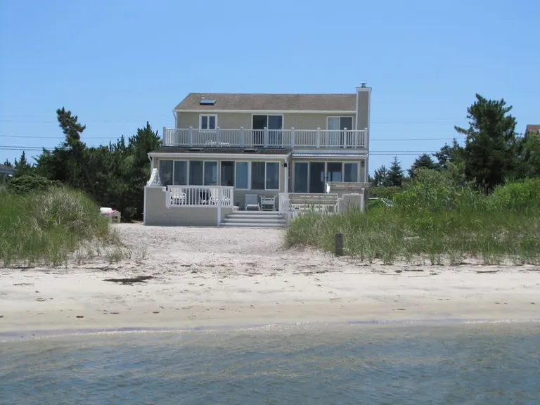 New York City Real Estate | View 392 Dune Road | 5 Beds, 2 Baths | View 1