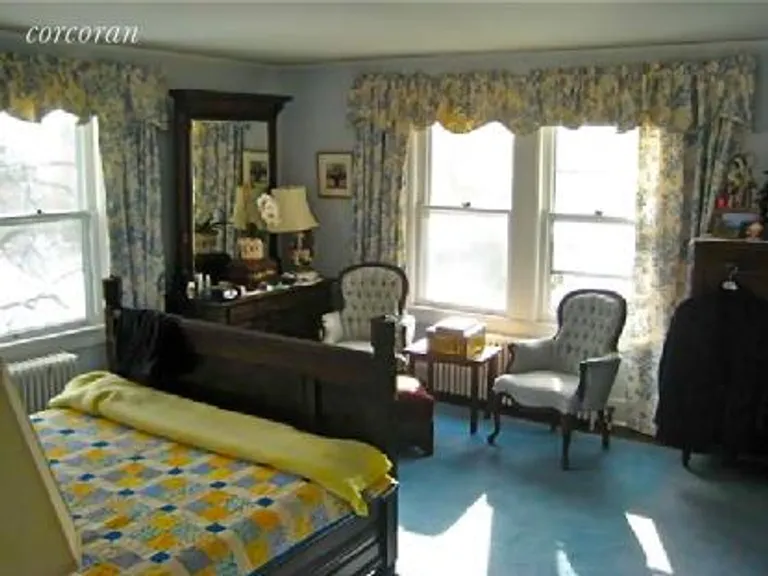 New York City Real Estate | View 32 Seafield Lane | Master Bedroom, 1st floor | View 11