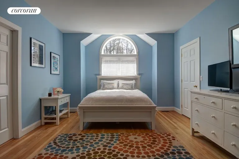 New York City Real Estate | View  | guest bedroom (1 of 7 bedrooms) | View 16