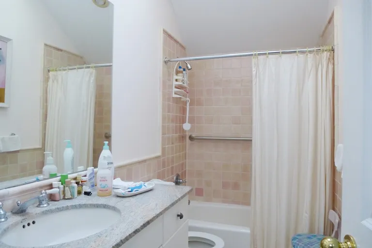New York City Real Estate | View 29 Springwood Way | Upstairs bath | View 20