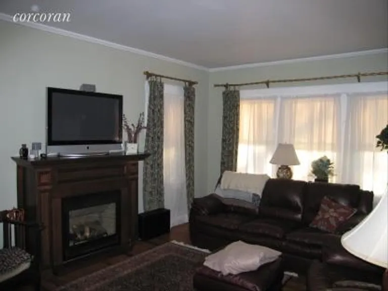 New York City Real Estate | View 15 Sunshine Road | Living Room | View 4