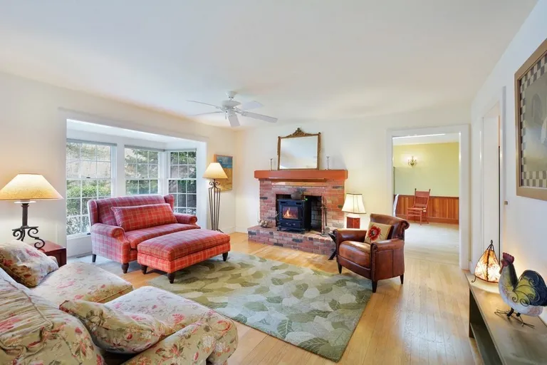 New York City Real Estate | View 29 Harbor Blvd | Spacious Living Room | View 3