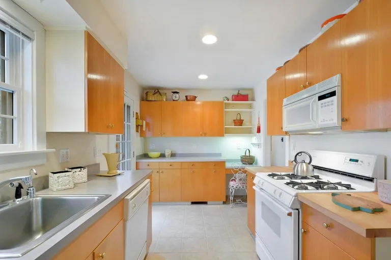 New York City Real Estate | View 29 Harbor Blvd | Clean Updated Kitchen | View 10