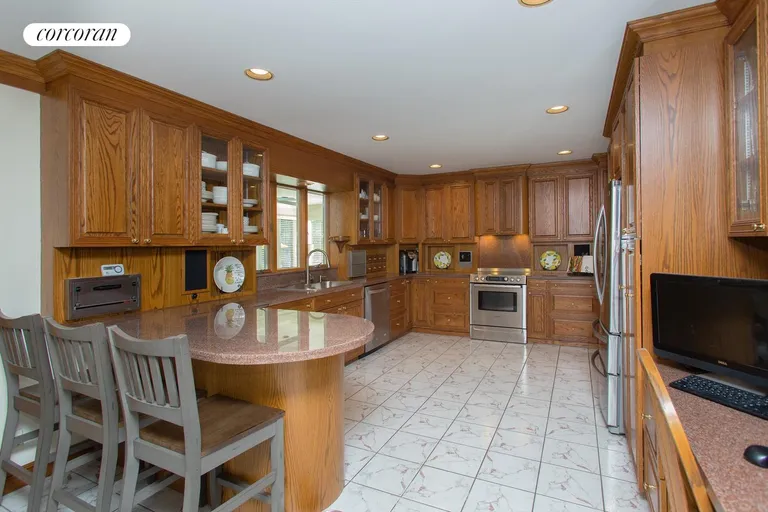 New York City Real Estate | View 320 Millstone Brook Road | LARGE EAT-IN KITCHEN | View 5