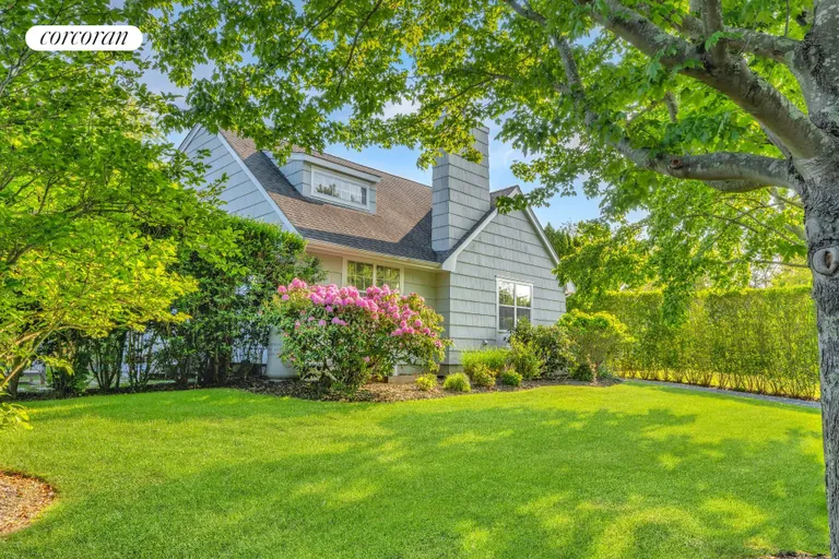 The Hamptons Real Estate | View 17 Meadowgrass Lane | 4 Beds, 4 Baths | View 1