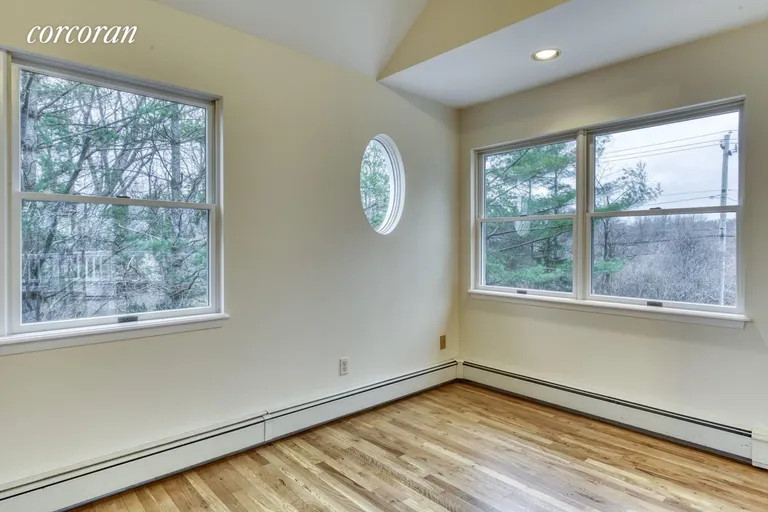 New York City Real Estate | View 25 North Fernwood | cozy nook in great room | View 12