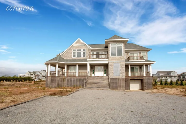 New York City Real Estate | View 812 Dune Road | 4 Beds, 3.5 Baths | View 1