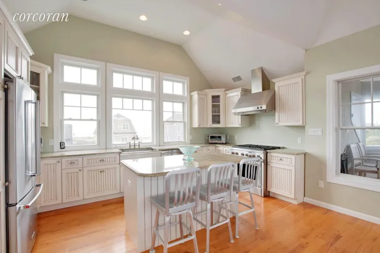 New York City Real Estate | View 812 Dune Road | Eat-in-Kitchen | View 11