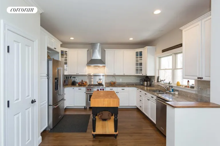 New York City Real Estate | View 21 Cove Neck Lane | Kitchen with all high end appliances | View 4